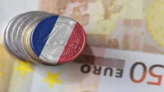 Crisis económica francesa representada por monedas y billetes de euro.