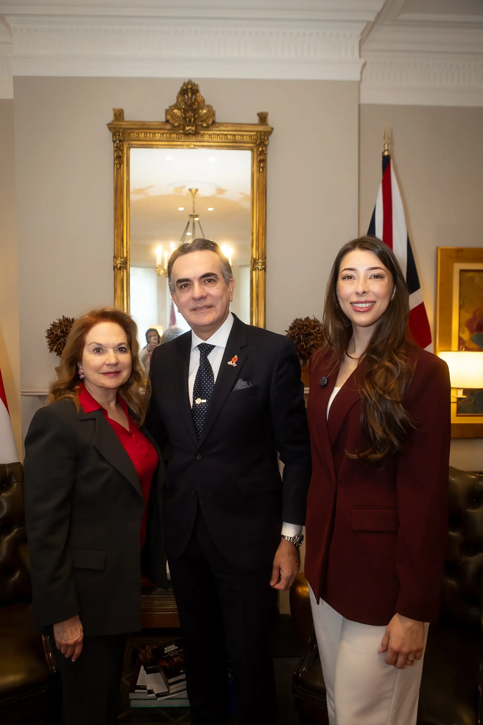 Asistentes del evento de prevención del cáncer de mama en la Embajada del Paraguay.