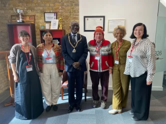 Reunión por el Día del Migrante en Southwark entre autoridades y comunidades.