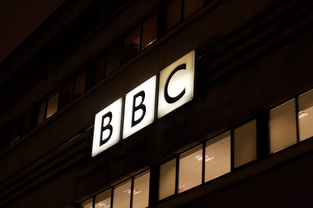 Crisis BBC resaltada por el logotipo iluminado de la corporación en Londres.