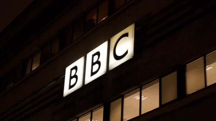 Crisis BBC resaltada por el logotipo iluminado de la corporación en Londres.