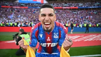 Daniel Muñoz futbolista colombiano celebrando con Crystal Palace