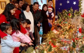 Novena de Aguinaldos celebrada por una comunidad latinoamericana en España.