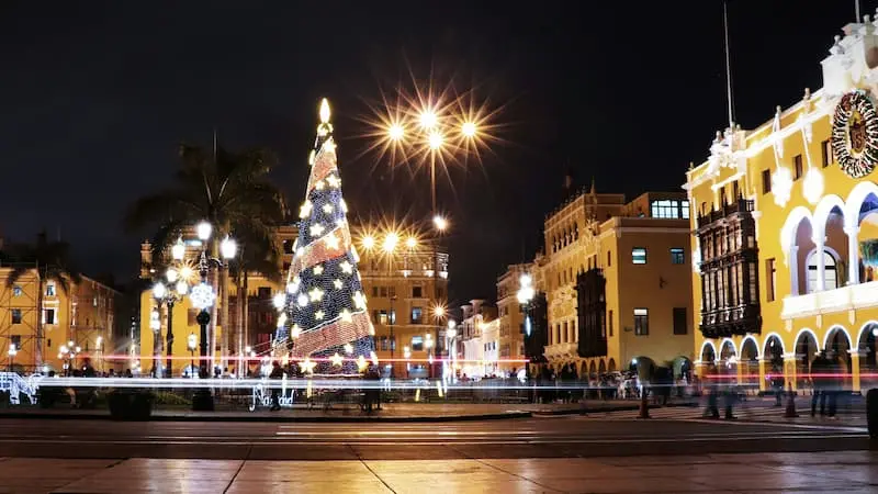 Navidad en el Perú en la Plaza de Armas del Cusco iluminada.