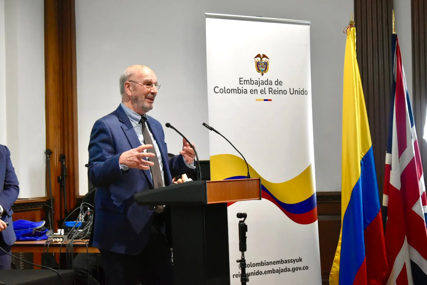 Anthony McFarlane hablando sobre historia colombo-británica.