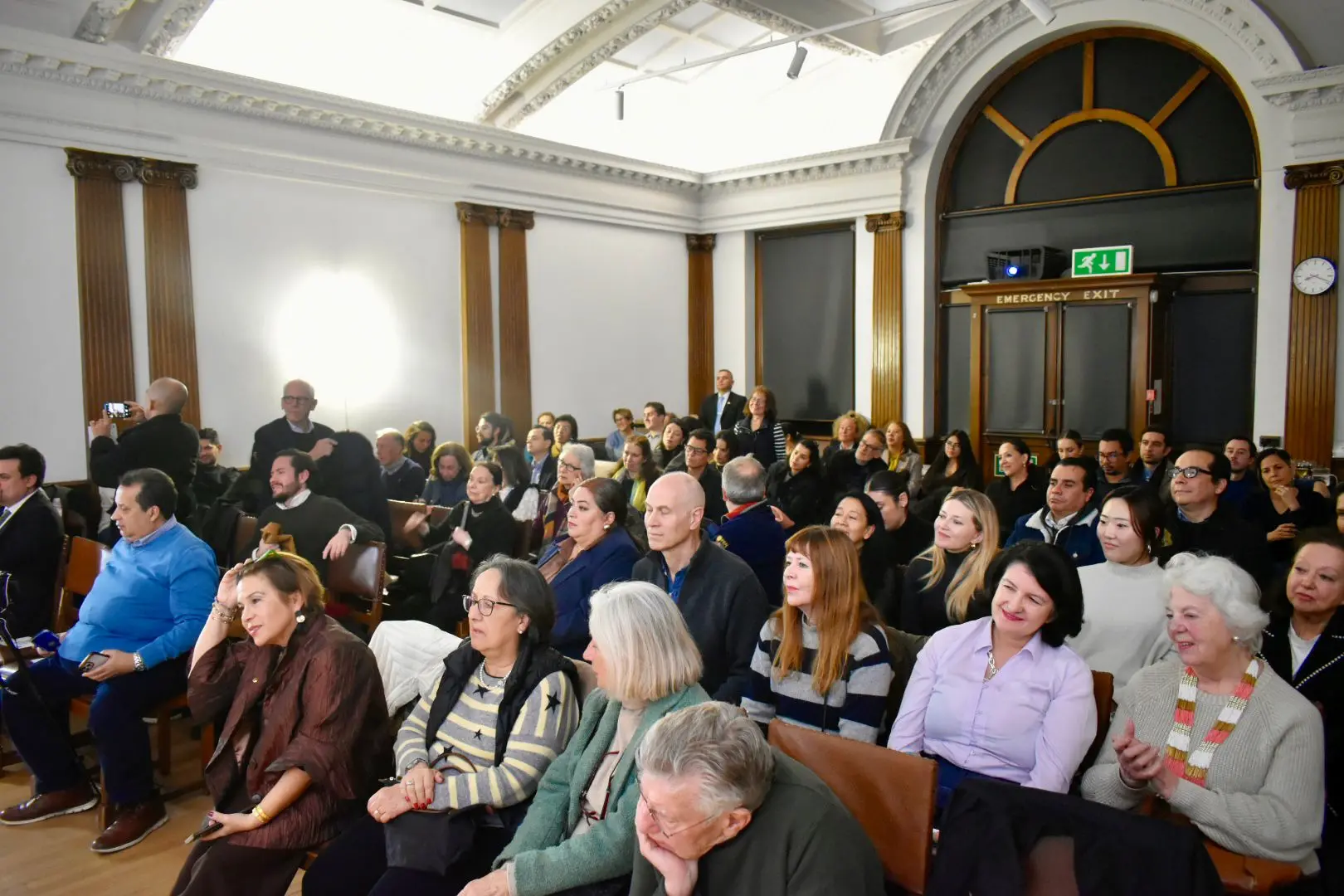 Público en Londres durante evento sobre historia colombo-británica.