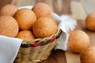 Sabores navideños iberoamericanos: buñuelos colombianos dorados y crujientes en canasta