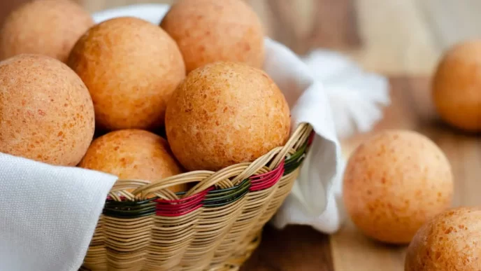 Sabores navideños iberoamericanos: buñuelos colombianos dorados y crujientes en canasta