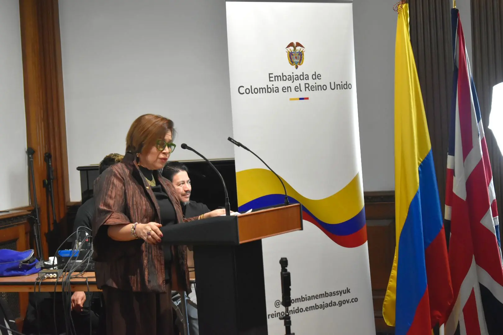 Yvonne Velasquez inaugurando evento sobre historia colombo-británica.