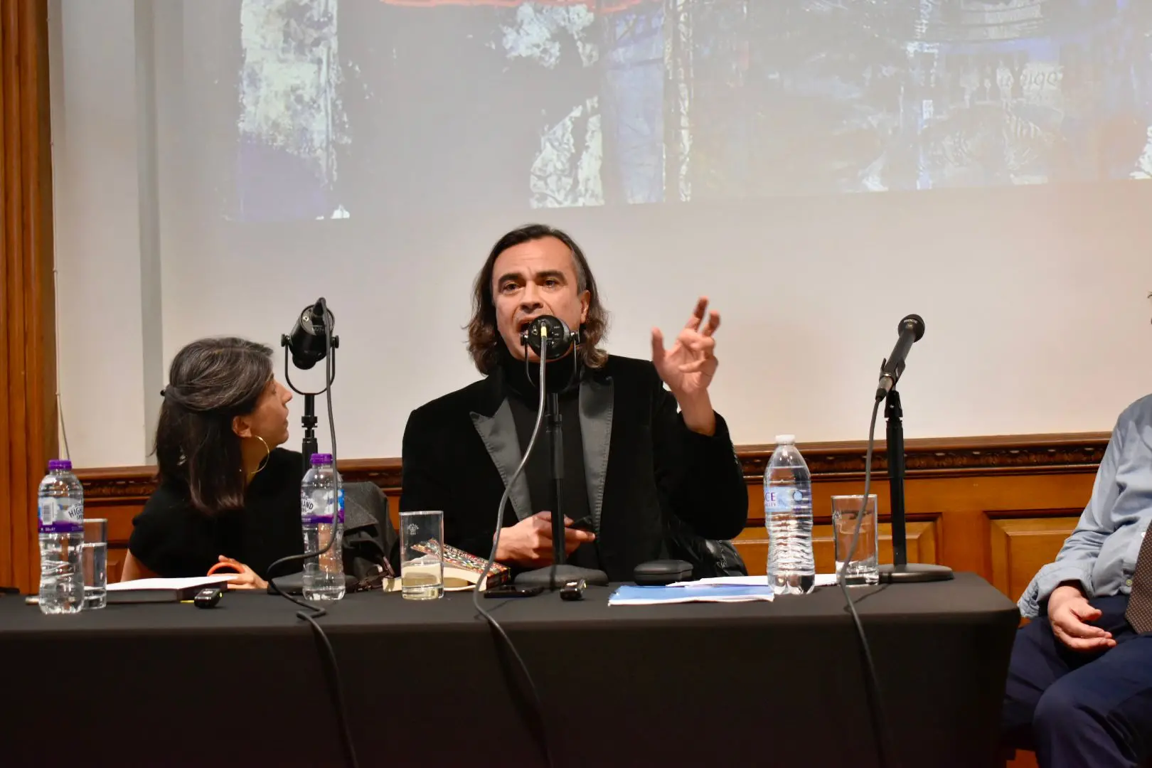 Óscar Guardiola Rivera en discusión sobre historia colombo-británica.