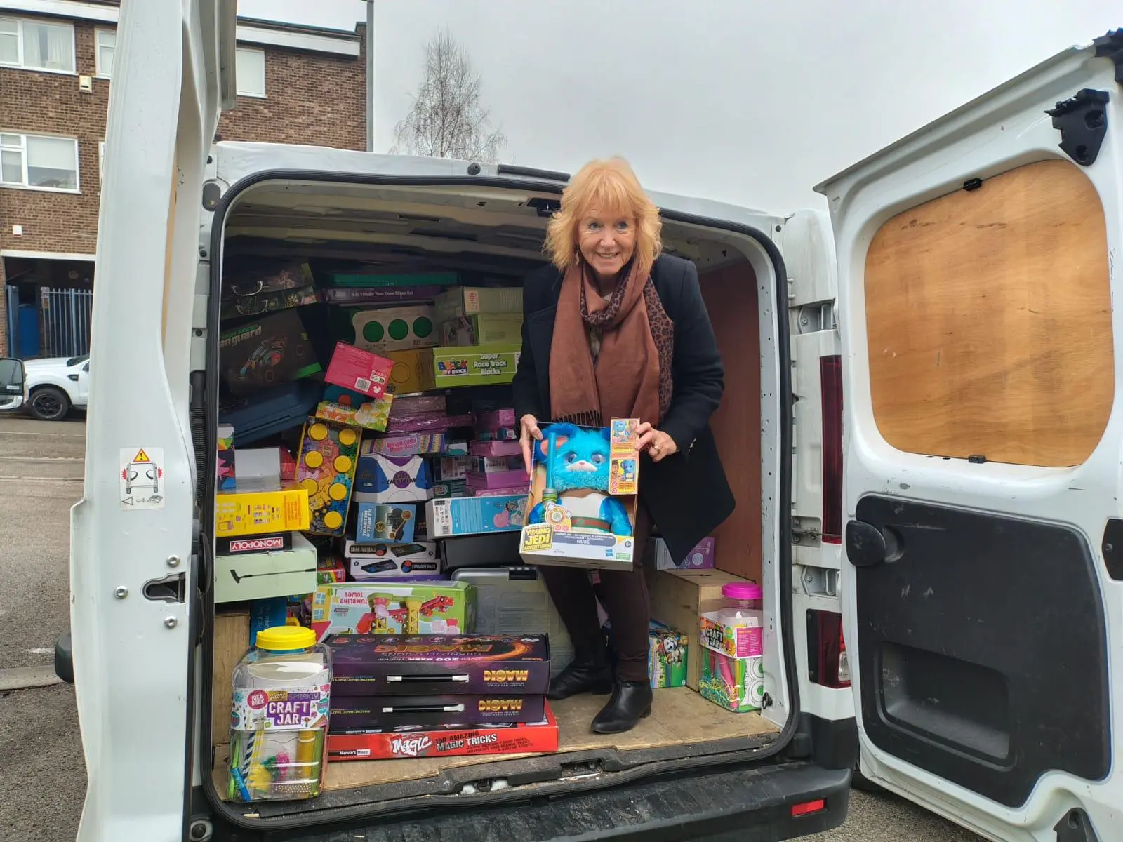 KidsOut Organización benéfica organiza donaciones para niños en refugios