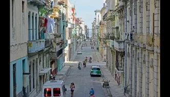 crisis en Cuba reflejada en una calle de La Habana con apagones y deterioro urbano