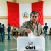 Voto peruano en el exterior durante las elecciones generales en un local habilitado por la ONPE.