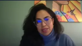 Concejala del Ayuntamiento de Hackney durante entrevista sobre consulta pública de escuelas