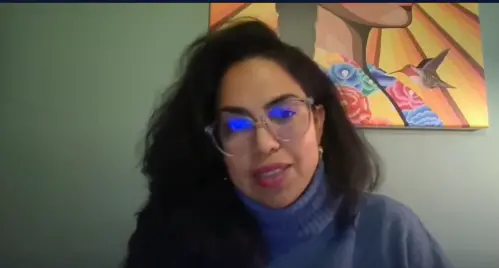 Concejala del Ayuntamiento de Hackney durante entrevista sobre consulta pública de escuelas