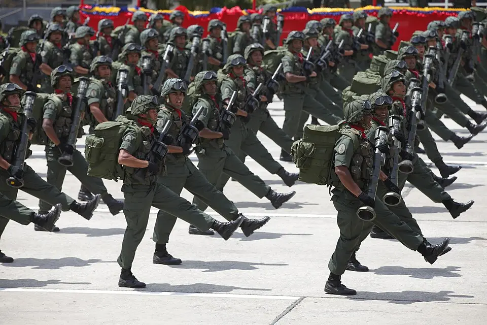 Fuerzas Armadas de Venezuela marchan en formación durante un desfile militar oficial.