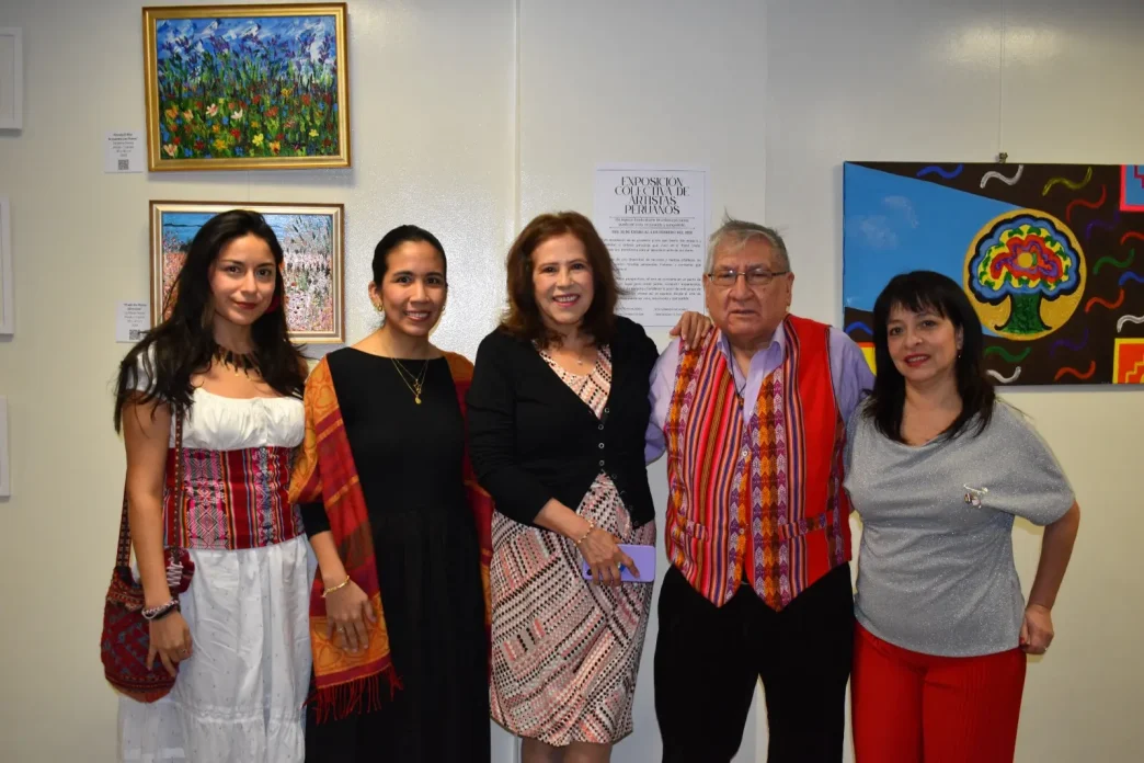 Exposición de artistas peruanos en Londres con artistas participantes durante la inauguración.