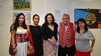 Exposición de artistas peruanos en Londres con artistas participantes durante la inauguración.