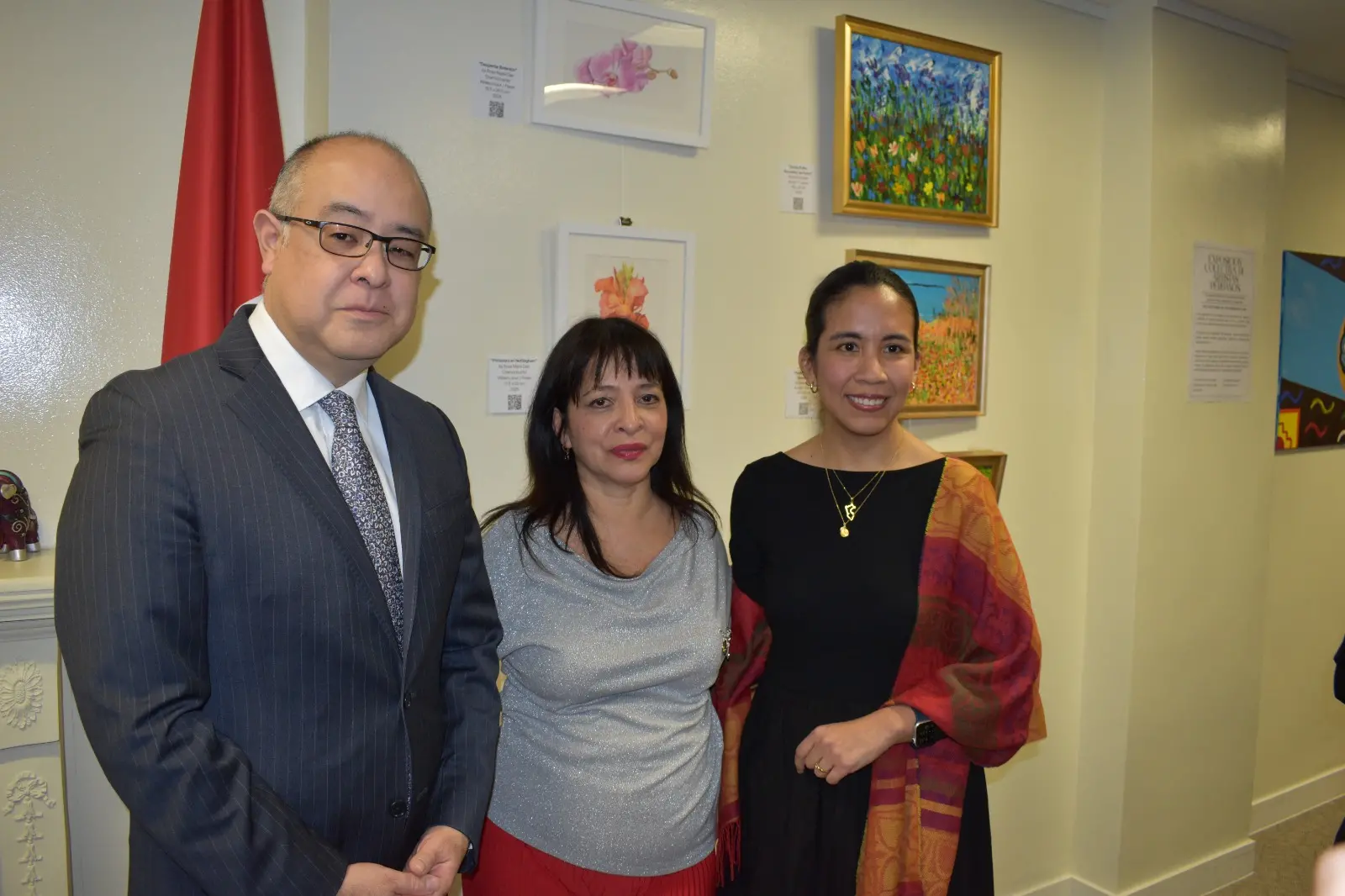 Exposición de artistas peruanos en Londres con visita institucional en la galería.