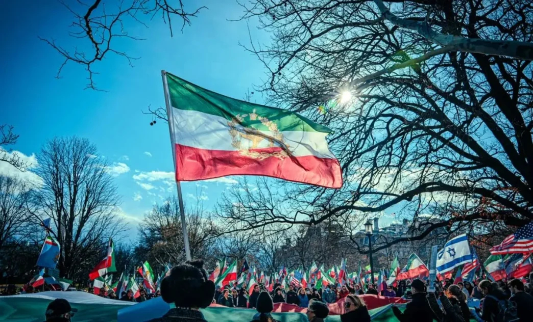 Protesta en Europa contra la Guardia Revolucionaria Irán con banderas iraníes y europeas.