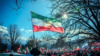 Protesta en Europa contra la Guardia Revolucionaria Irán con banderas iraníes y europeas.
