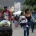 Éxodo venezolano con familias cruzando el Puente Simón Bolívar hacia Colombia.