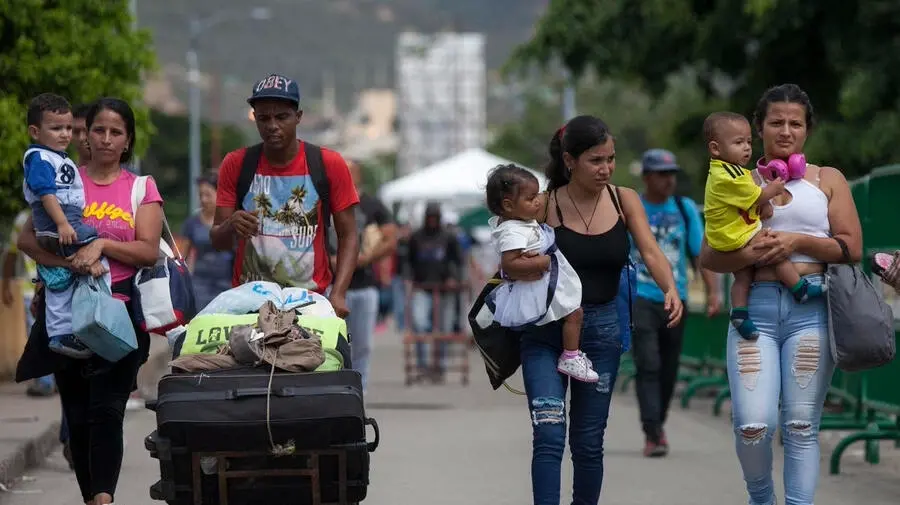 Éxodo venezolano con familias cruzando el Puente Simón Bolívar hacia Colombia.