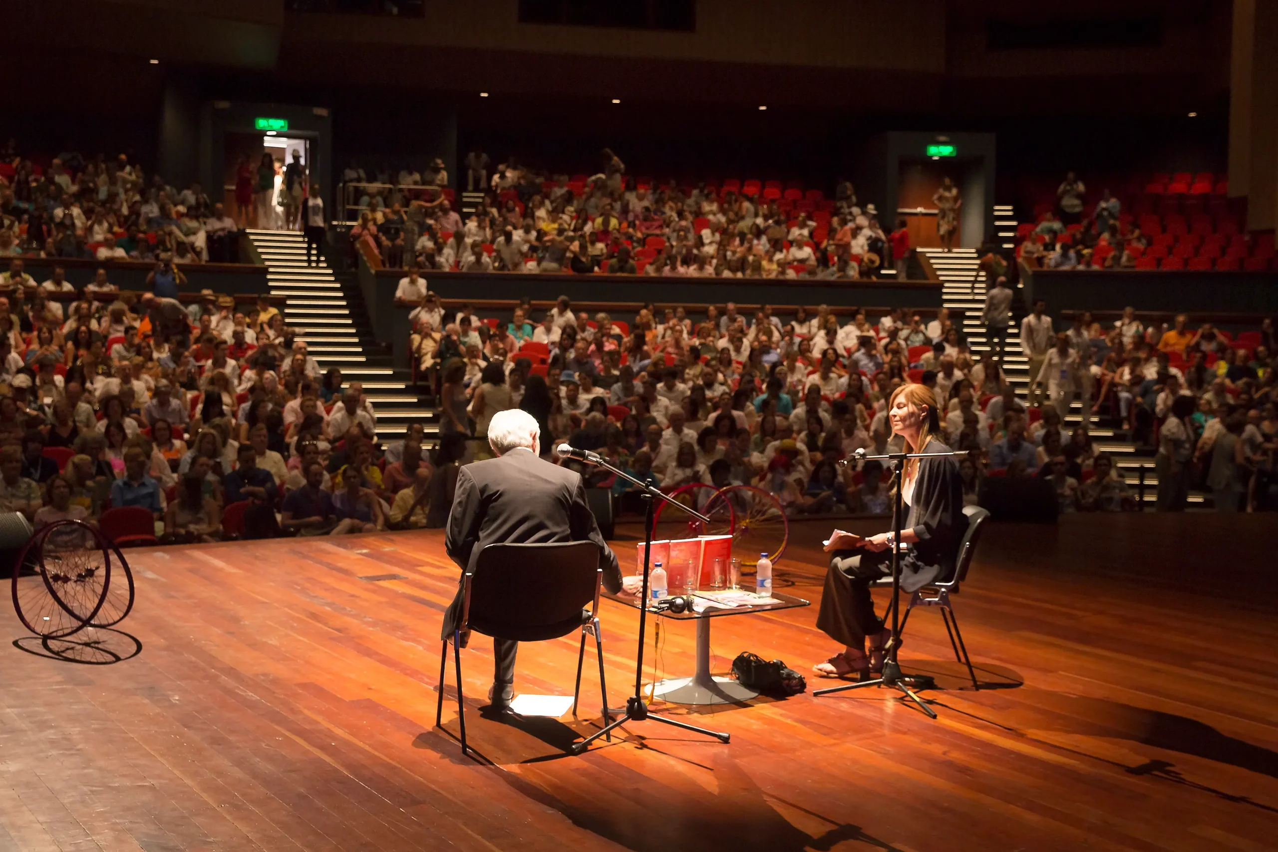 Hay Festival Latinoamérica con auditorio lleno durante un diálogo cultural.
