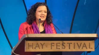Hay Festival con Cristina Fuentes La Roche en conferencia internacional.