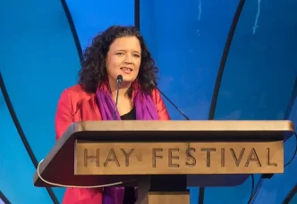 Hay Festival con Cristina Fuentes La Roche en conferencia internacional.
