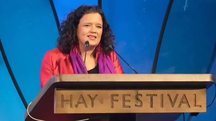 Hay Festival con Cristina Fuentes La Roche en conferencia internacional.