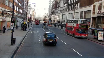 Peatonalización Oxford Street con autobuses rojos circulando antes de la prohibición de tráfico en Londres.