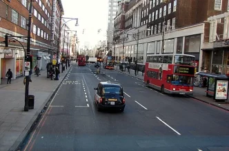Peatonalización Oxford Street con autobuses rojos circulando antes de la prohibición de tráfico en Londres.