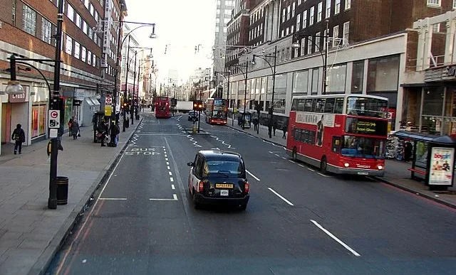 Peatonalización Oxford Street con autobuses rojos circulando antes de la prohibición de tráfico en Londres.