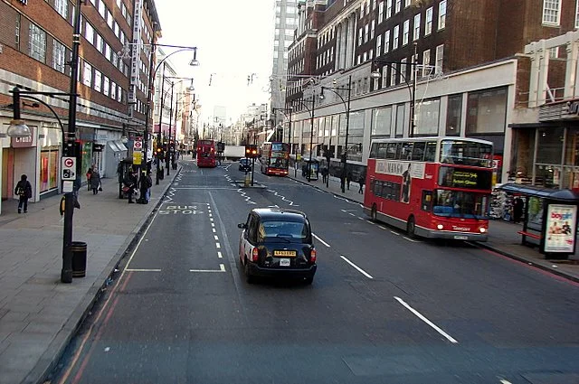 Peatonalización Oxford Street con autobuses rojos circulando antes de la prohibición de tráfico en Londres.