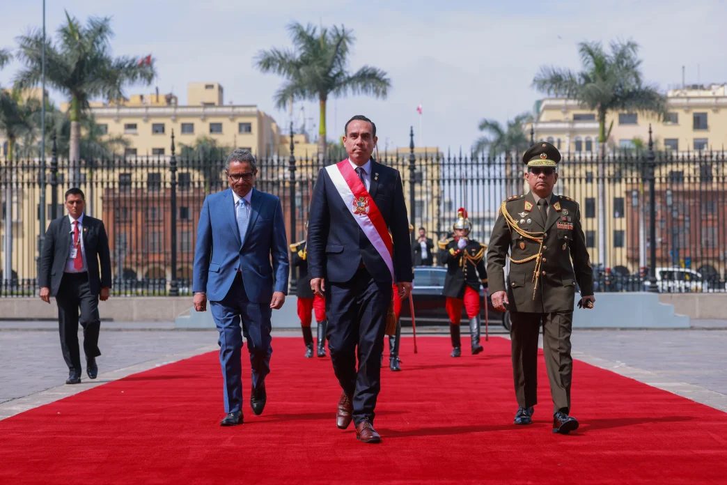 Destitución presidente Perú: José Jerí camina con la banda presidencial frente al Palacio de Gobierno en Lima.