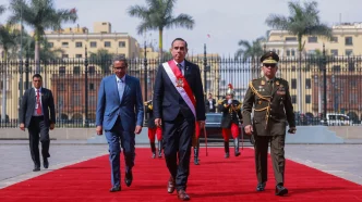 Destitución presidente Perú: José Jerí camina con la banda presidencial frente al Palacio de Gobierno en Lima.
