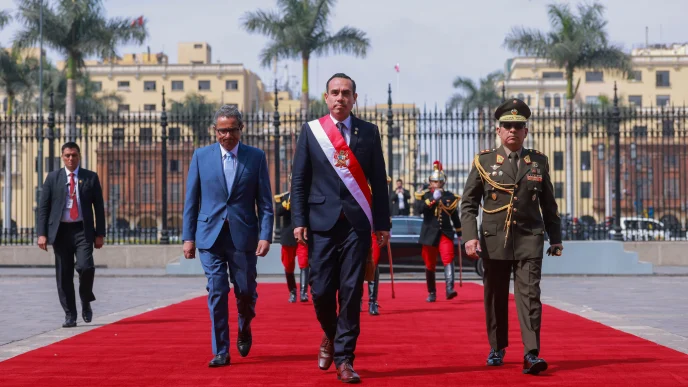 Destitución presidente Perú: José Jerí camina con la banda presidencial frente al Palacio de Gobierno en Lima.