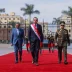 Destitución presidente Perú: José Jerí camina con la banda presidencial frente al Palacio de Gobierno en Lima.