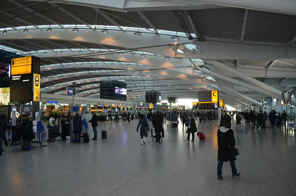 Latinos en Reino Unido viajan desde el aeropuerto de Heathrow hacia destinos europeos y latinoamericanos.