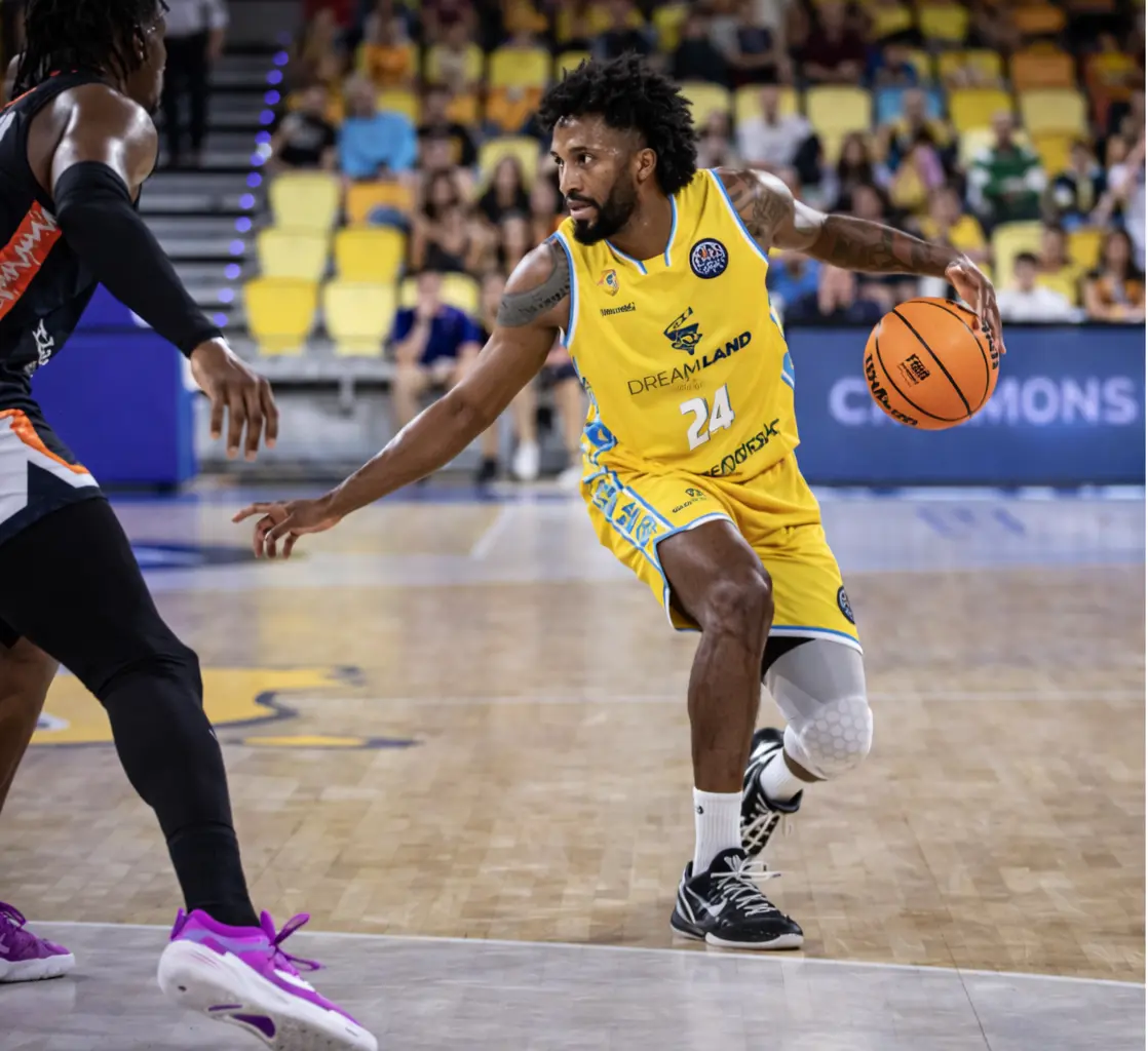 Braian Angola en acción con ASVEL durante partido de Euroliga.