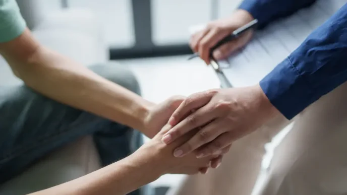 Primeros Auxilios Psicológicos durante una intervención de apoyo emocional en un entorno seguro.