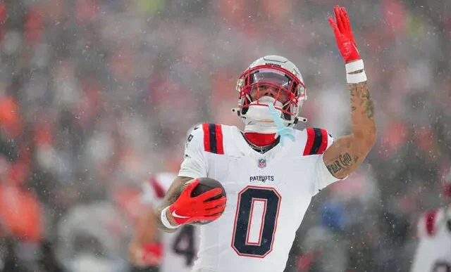 Christian Gonzalez NFL celebra una jugada defensiva con los New England Patriots.
