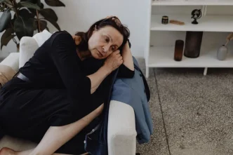 Persona mayor recostada en un sofá, reflejo del maltrato a mayores y la soledad en hogares del Reino Unido.