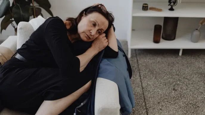 Persona mayor recostada en un sofá, reflejo del maltrato a mayores y la soledad en hogares del Reino Unido.