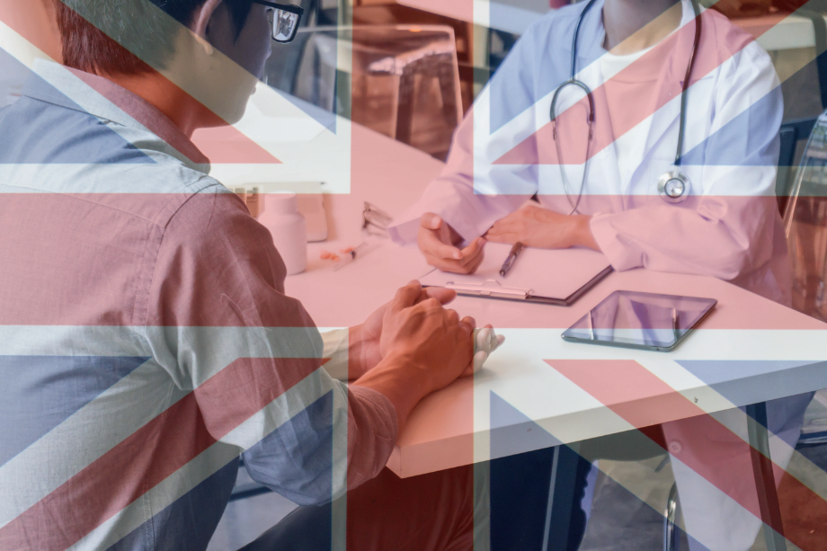 Reforma migratoria Reino Unido 2025 y sistema de salud NHS en consulta médica.