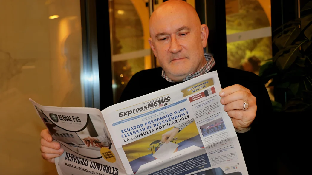 Emmanuel Le Vagueresse leyendo el periódico Express News en Reims.
