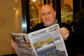 Emmanuel Le Vagueresse leyendo el periódico Express News en Reims.