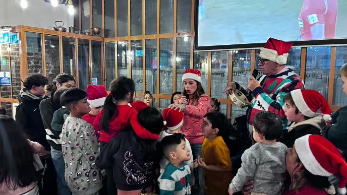Novenas latinas Londres con niños y familias celebrando la Navidad 2025 en evento comunitario.