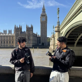 Vista Pictures gemelos peruanos fotografiando frente al Parlamento y el Big Ben en Londres.